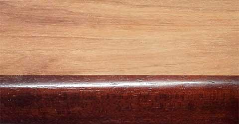 Красновато-коричневое морилка, использованная на этом фрагменте Ятобы (Hymenaea courbaril), образец был сверху обструган, обнажив под ним более бледный цвет необработанной древесины
