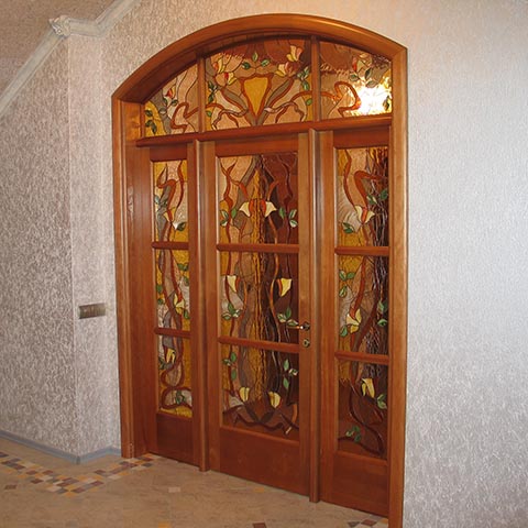 Витражная дверь из древесины анегри