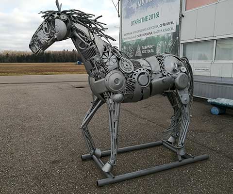 Металлическая лошадь у входа в музей мусора Му Му