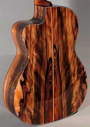 Чёрное дерево Макассар – высоко ценится гитарными мастерами: его большая плотность придаёт древесине потрясающий резонанс, что делает его идеально подходящим для акустической гитары