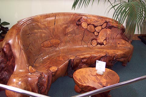 Стол и скамья из дерева каури. The Ancient Kauri Museum