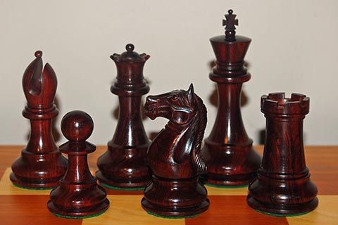 Шахматные фигуры из красного сандалового дерева