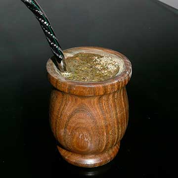 Традиционная чашка для мате, вырезанная из дерева Bulnesia sarmientoi