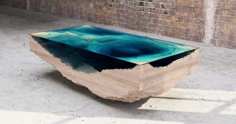 Многослойное стекло и деревянный стол похожи на океанские глубины