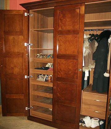Шкаф для одежды и обуви - массив дуба, шпон вишни