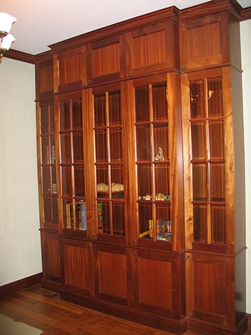 Книжный шкаф из массива и шпона Сапеле