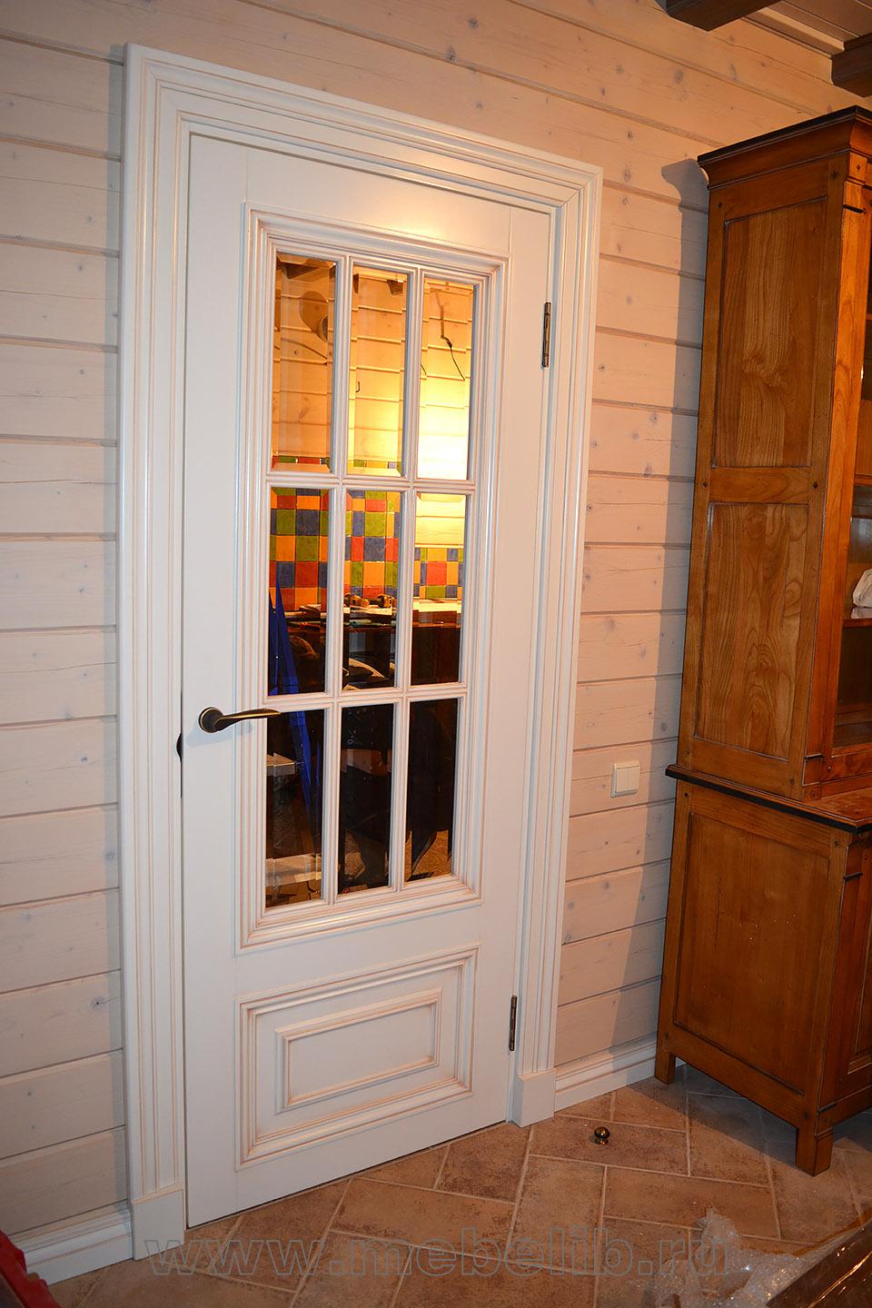 Межкомнатная дверь со стеклом - белая эмаль с патиной