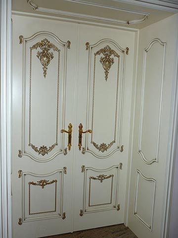 Двери – эмаль с золотой резьбой в дворцовом стиле