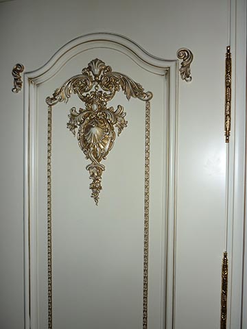 Двери – эмаль с золотой резьбой в дворцовом стиле