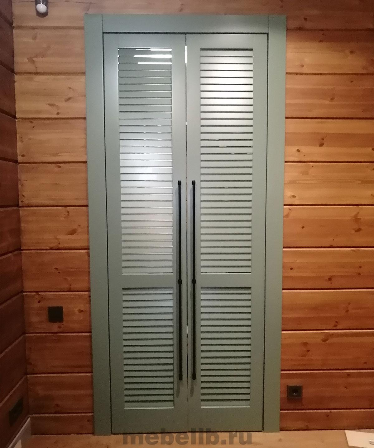 Жалюзийные двери и двери с зеркалом в гардеробные комнаты