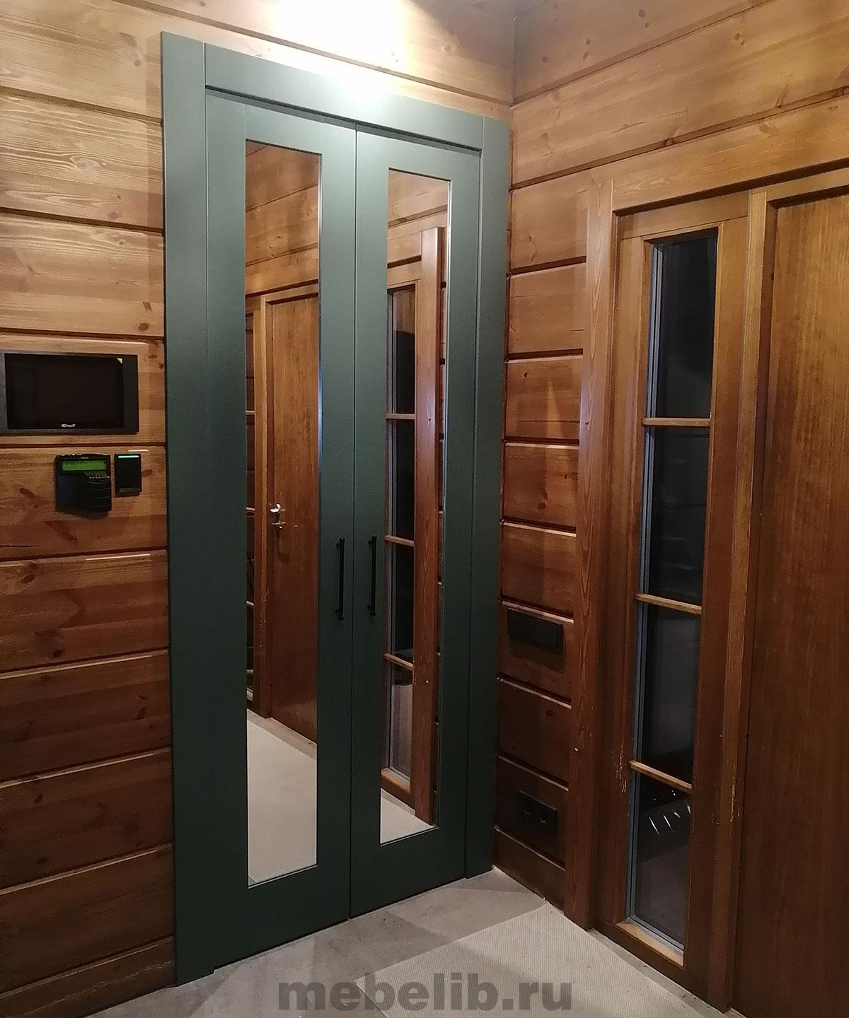 Двери с зеркалами в гардеробную комнату